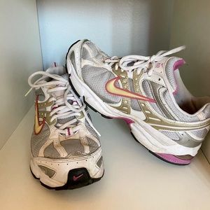 Nike dad sneakers size 8